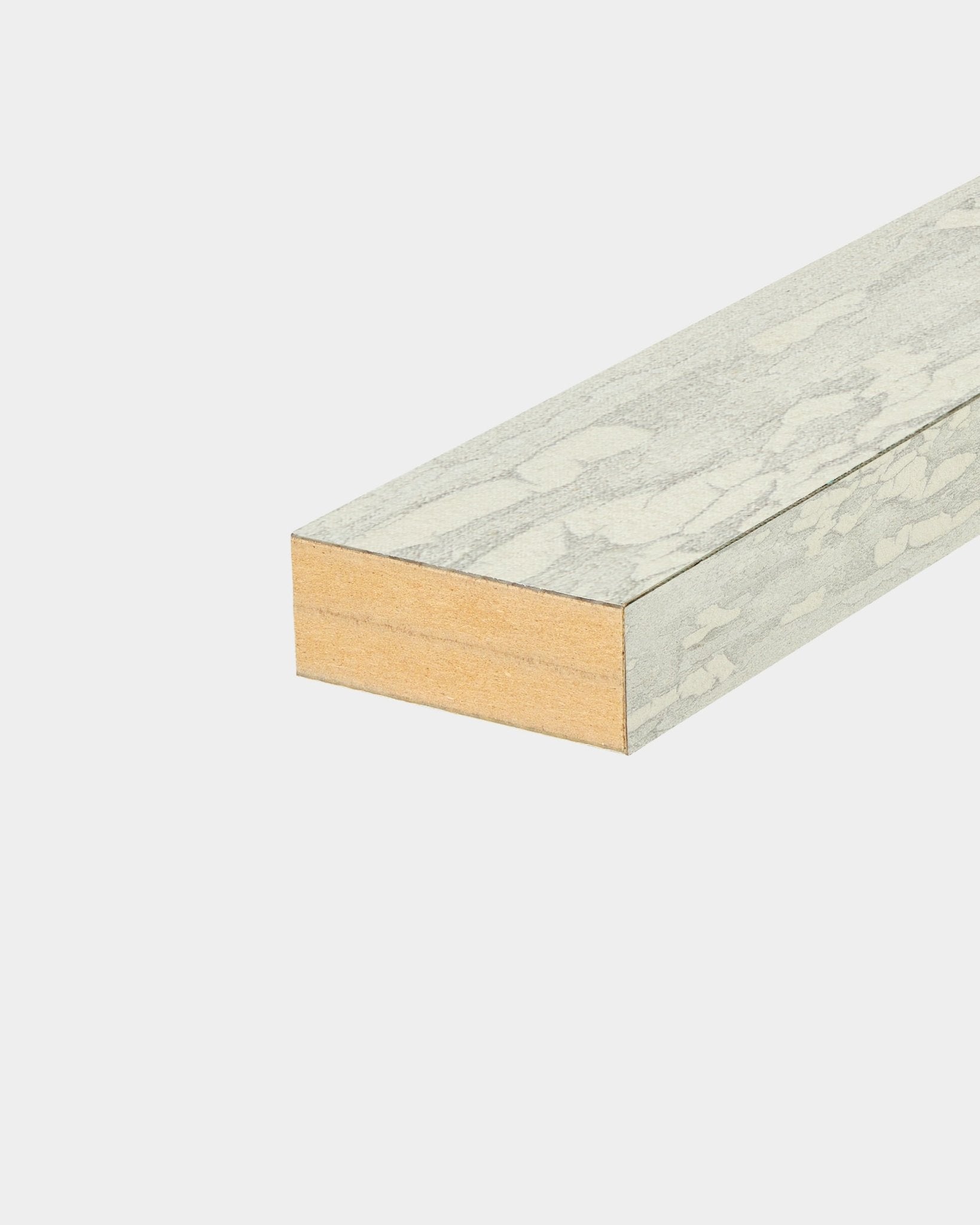 Lamela końcowa WoodUpp Akupanel w kolorze Oxide White, o szerokości 6,7 cm, z fakturowanym wykończeniem w jasnym odcieniu szarości, przeznaczona do montażu z Panel akustyczny lub panelami slatwall.